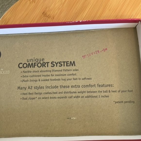 A2 wedge sandal with silver buckle on white linen sz 8 by Aerosoles. - Picture 7 of 8